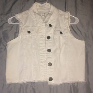 Papaya white denim vest w/ fringe